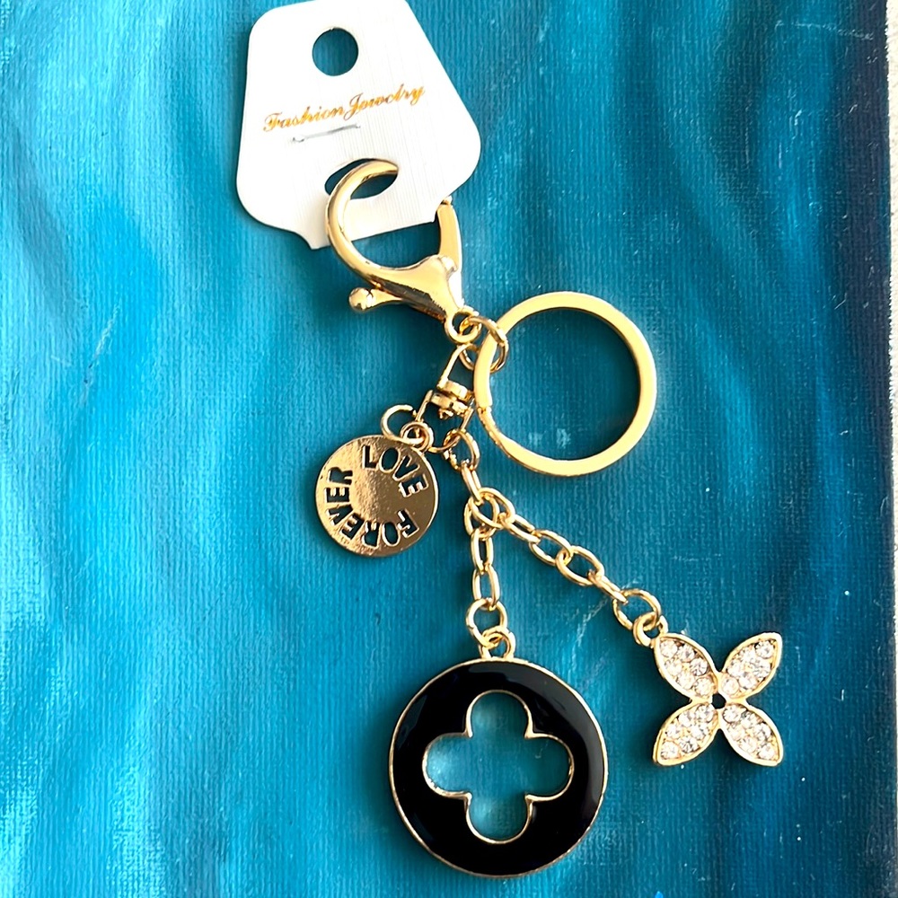 💕NWT Fashion Flower & Clover Keychain “Love Forever” / Bag Charm 🍀